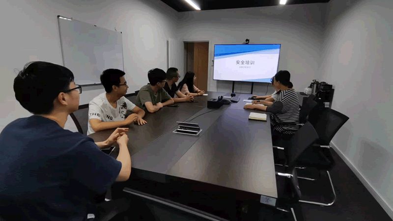 与通用型编程课程相比，定制课程更能满足不同孩子的需求。以下是一些定制课程的优势：